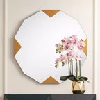Specchio da parete rotondo da 31" con dettagli geometrici a triangolo color oro