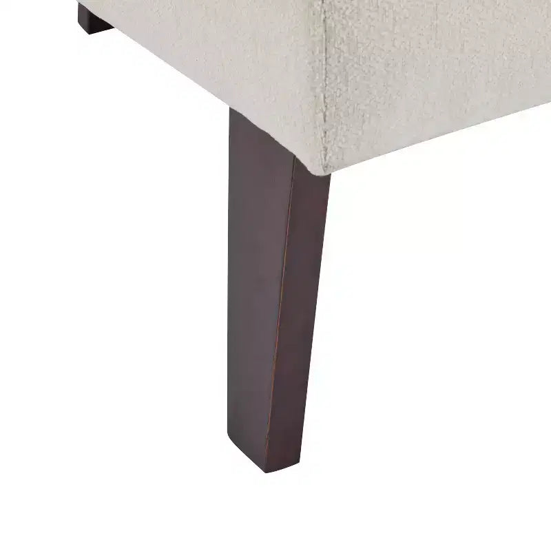 Poltrona d'accento con schienale rotondo e gambe in legno