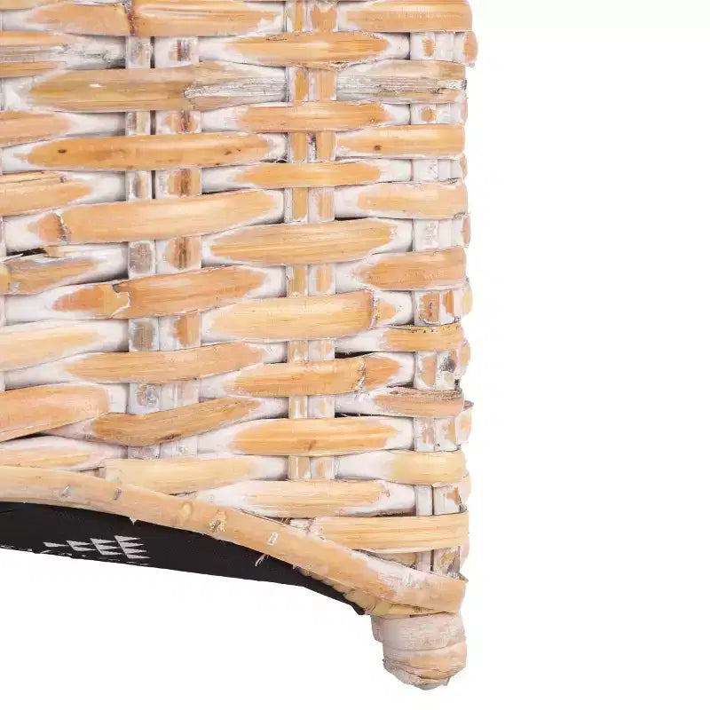 Poltrona in rattan con cuscino in cotone