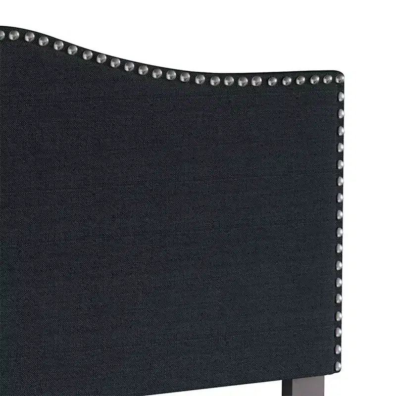 Testiera imbottita con borchie ornamentali